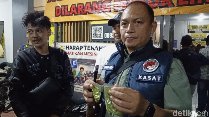 Petugas menemukan benda terlarang saat razia di kos-kosan dan tempat hiburan malam di Sumedang.