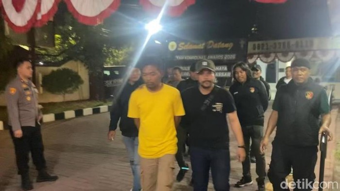 Seorang pria bernama Samad tewas ditikam teman kerjanya di Makassar. Polisi amankan pelaku HN dan masih menyelidiki motif penikaman tersebut.