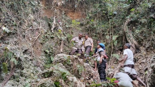 Polisi melakukan olah TKPpenemuan pria lansia tewas terjatuh dalam jurang di Dusun II, Desa Retraen, Kecamatan Amarasi Selatan, Kupang, NTT, Minggu (18/10/2026). (Dok. Polres Kupang)