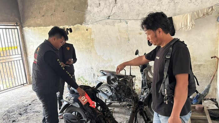 Polisi melalukan olah TKP kasus pria bakar motor karyawan koperasi di Mateng.