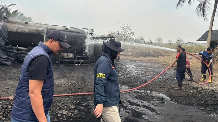 Polisi mendatangi TKP gudang diduga tempat penampungan BBM ilegal yang terbakar di Ogan Ilir