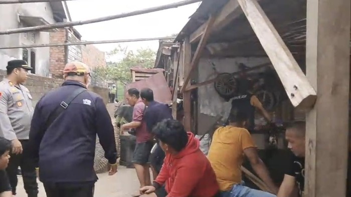 Polisi menggerebek lokasi yang diduga lokasi sabung ayam di Palembang