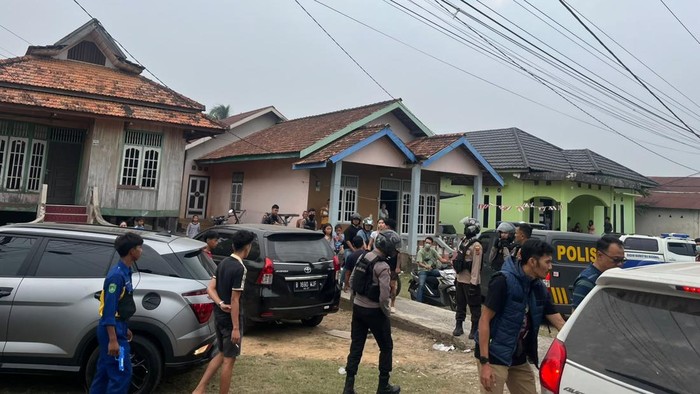 Polisi razia di Kampung Pulau Pandan Kota Jambi