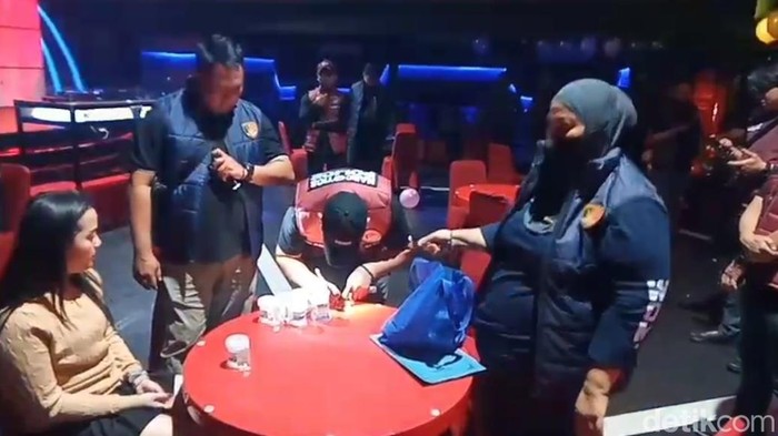 Polisi razia narkoba di THM Almadera, Makassar, menjaring tiga orang positif narkotika.