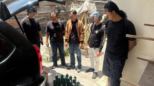 Polres Tabanan menangkap seorang pemuda berinisial RSV lantaran diduga menjual Pertalite mencapai Rp 620 ribu untuk 10,5 liter melalui Facebook. (Foto: Dok. Polres Tabanan)