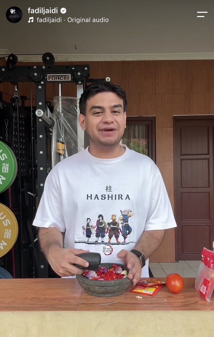 Potret Fadil Jaidi Asyik Masak Puding hingga Kulineran di Jepang