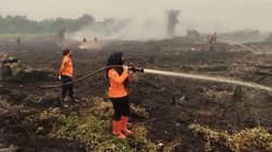Tangguhnya Para Srikandi Relawan Kala Padamkan Karhutla di Kobar