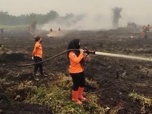 Tangguhnya Para Srikandi Relawan Kala Padamkan Karhutla di Kobar