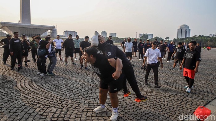 Pria Bertubuh Besar Bersatu di Monas, Bergerak Bersama demi Hidup Sehat Sejumlah anggota Komunitas Badak Bersatu melakukan olahraga di kawasan Monumen Nasional (Monas), Jakarta Pusat, Minggu (18/10/2026). Kegiatan ini menjadi bagian dari upaya mengajak pria bertubuh besar menjalani pola hidup sehat melalui aktivitas fisik bersama.