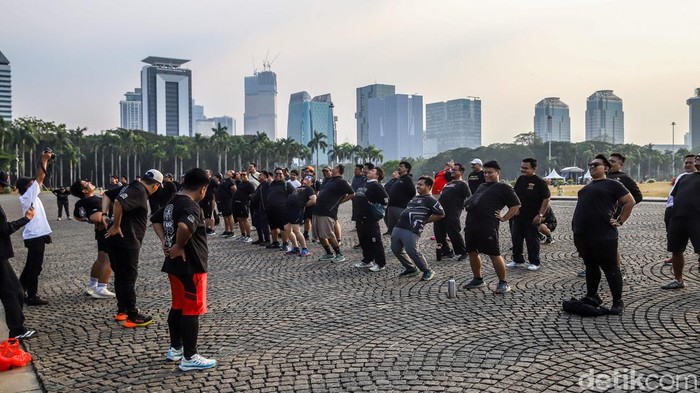Sejumlah anggota Komunitas Badak Bersatu melakukan olahraga di kawasan Monumen Nasional (Monas), Jakarta Pusat, Minggu (18/10/2026). Kegiatan ini menjadi bagian dari upaya mengajak pria bertubuh besar menjalani pola hidup sehat melalui aktivitas fisik bersama.