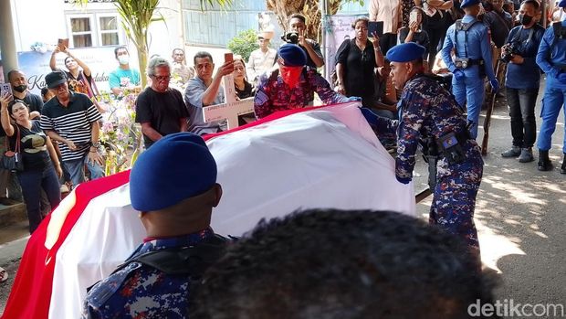 Prosesi pemakaman Bharatu Laurentius Valdo Fernandez Lewai di kampung halamannya di San Dominggo, Flores Timur, NTT, Minggu (18/10/2026). (Foto: Yurgo Purab/detikBali)