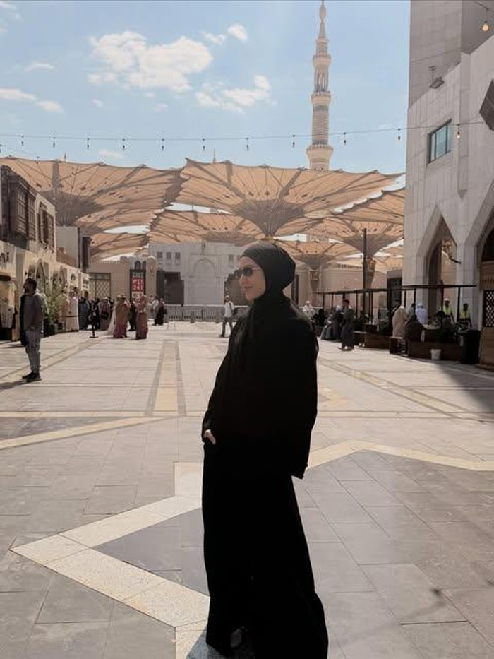 Ratna Galih dampingi anak wisuda di Madinah.