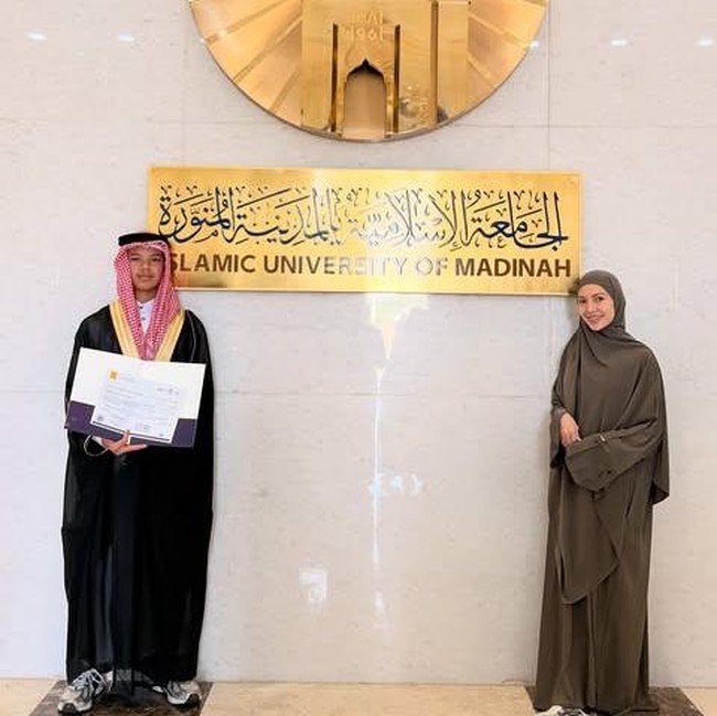 Masyaallah... Anak Ratna Galih Wisuda dari Islamic University of Madinah