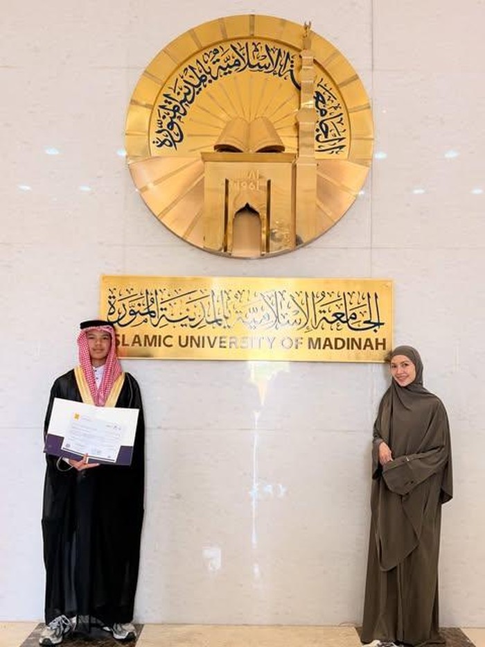 Ratna Galih dampingi anak wisuda di Madinah.