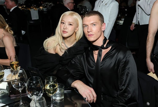 Penggemar heboh menyorot interaksi Rose BLACKPINK dengan bintang serial naik daun Heated Rivalry, Connor Storie yang juga berbalut busana serba hitam dan memakai perhiasan Tiffany & Co. Foto: Getty Images