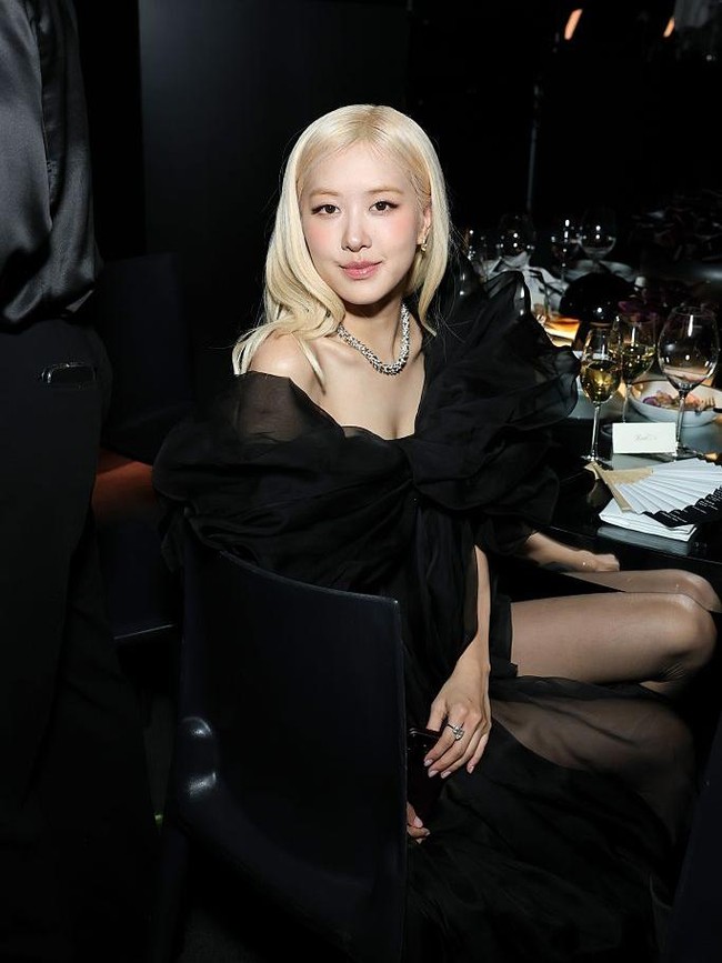 Rose BLACKPINK Identik Bergaun Hitam, Debut di Academy Museum Gala 2026