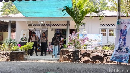 Rumah duka persiapan pemakaman Bharatu Laurentius Valdo Fernandez Lewai, polisi asal Kabupaten Flores Timur, Minggu (18/10/2026). (Yurgo Purab/detikBali)
