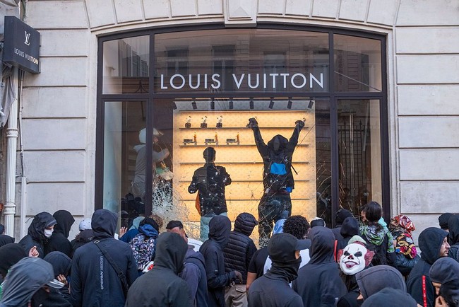 Selain Dior, butik Louis Vuitton pun kena imbas dari rusuhnya demonstrasi di Paris pada 17 Oktober 2026. Sekelompok oknum demonstran berusaha masuk dan menjarah barang-barang fashion mewah dari butik Louis Vuitton di Marseille, Paris. Foto: Getty Images