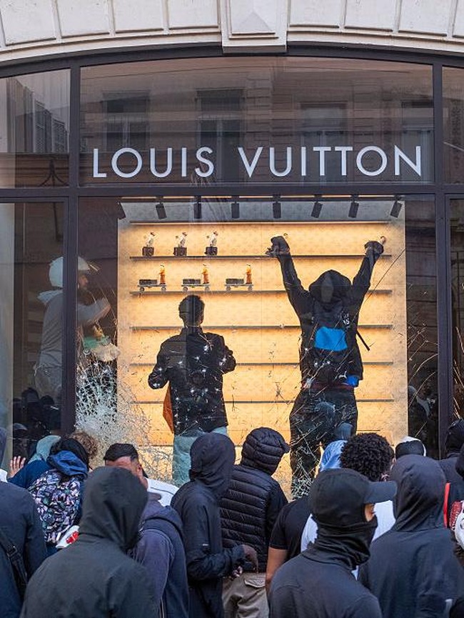 Potret Demo Prancis: Toko Dior Hingga Louis Vuitton Dijarah dan Dirusak