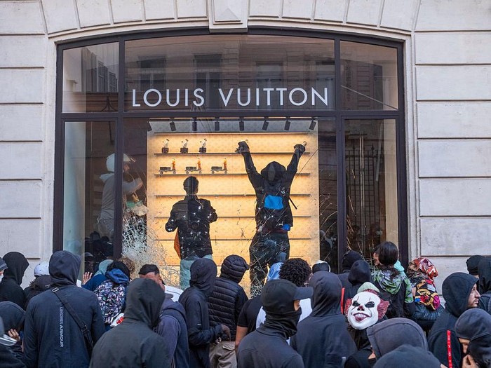 Sejumlah gerai rumah mode mewah termasuk Louis Vuitton dan Hermes menjadi sasaran penjarahan di Prancis. Hal ini terjadi di tengah gelombang demonstrasi nasional yang terjadi pada Sabtu (17/10/2026).