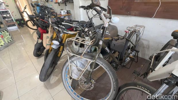 Sejumlah koleksi sepeda lawas yang dikonversi jadi sepeda listrik di bengkel kerja milik Darma di kawasan Buluh Indah, Denpasar, Minggu (18/10/2026). Sejumlah koleksi sepeda lawas yang dikonversi jadi sepeda listrik di bengkel kerja milik Darma di kawasan Buluh Indah, Denpasar, Minggu (18/10/2026).