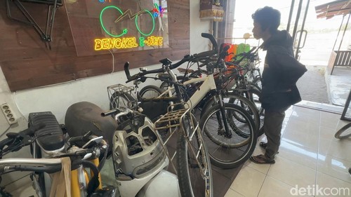 Sejumlah koleksi sepeda lawas yang dikonversi jadi sepeda listrik di bengkel kerja milik Darma di kawasan Buluh Indah, Denpasar, Minggu (18/10/2026).