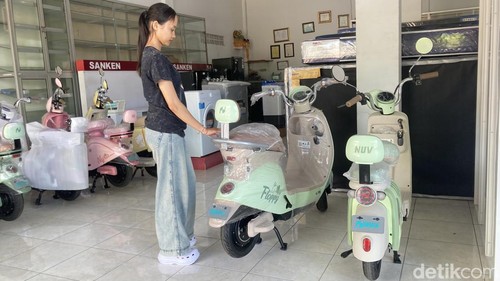 Sejumlah unit sepeda listrik yang belakangan ramai diburu warga di Semarapura Tengah, Klungkung, Bali, Minggu (18/10/2026). (Fatih Kudus Jaelani/detikBali)