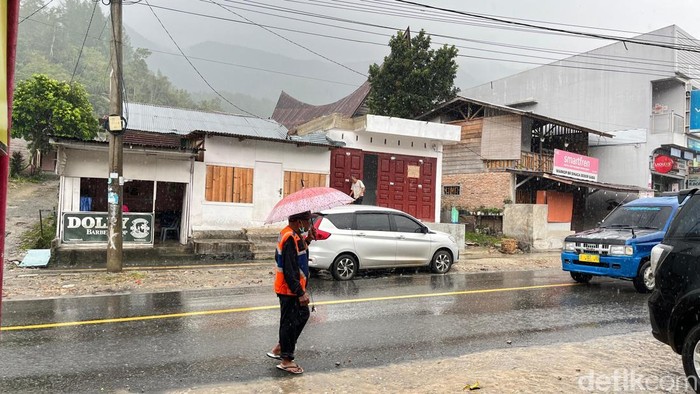 Sekitaran Danau Toba diguyur hujan. (Foto: Finta Rahyuni/detikSumut)