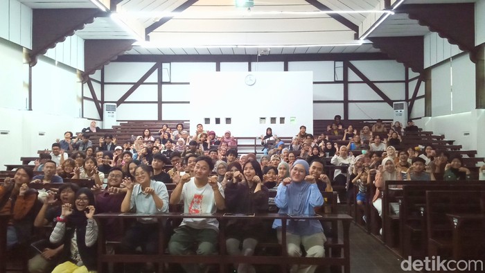 Sesi foto bersama seluruh penyelenggara, narasumber, dan penonton.