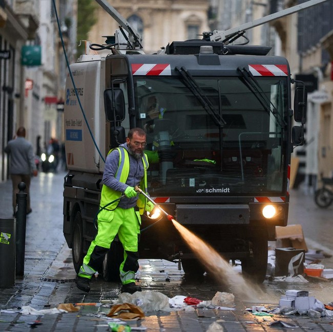Sisa Kerusuhan Warnai Jalanan Marseille, Petugas Turun Bersihkan Kota