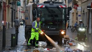 Sisa Kerusuhan Warnai Jalanan Marseille, Petugas Turun Bersihkan Kota