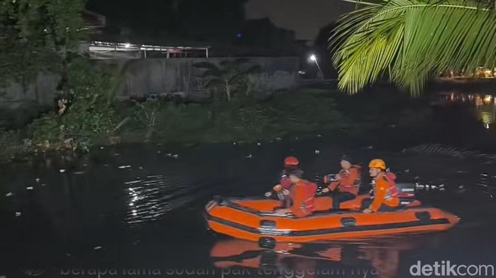 Tim SAR mencari bocah 6 tahun, Rizqia Rahmat, yang hilang diduga tenggelam di Kanal Sinrijala, Makassar.