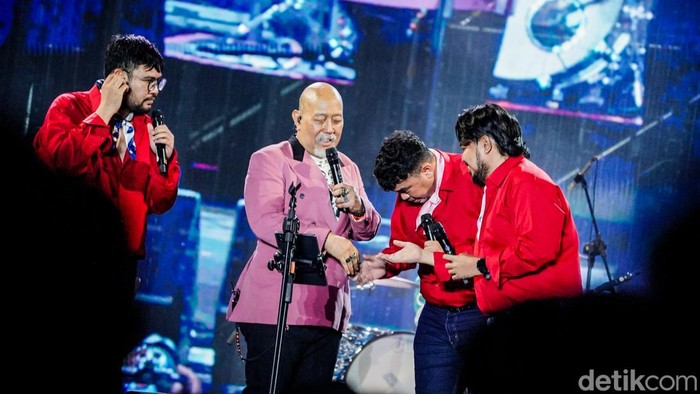 Sejumlah penonton memadati Forest Stage Synchronize Festival 2026 di Gambir Expo, Kemayoran, Jakarta Pusat, Sabtu (17/10/2026) malam, untuk menyaksikan penampilan spesial Tribute to Warkop DKI.