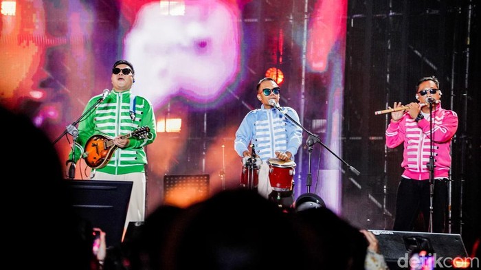 Sejumlah penonton memadati Forest Stage Synchronize Festival 2026 di Gambir Expo, Kemayoran, Jakarta Pusat, Sabtu (17/10/2026) malam, untuk menyaksikan penampilan spesial Tribute to Warkop DKI.
