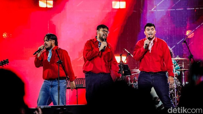 Sejumlah penonton memadati Forest Stage Synchronize Festival 2026 di Gambir Expo, Kemayoran, Jakarta Pusat, Sabtu (17/10/2026) malam, untuk menyaksikan penampilan spesial Tribute to Warkop DKI.