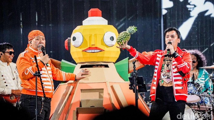 Sejumlah penonton memadati Forest Stage Synchronize Festival 2026 di Gambir Expo, Kemayoran, Jakarta Pusat, Sabtu (17/10/2026) malam, untuk menyaksikan penampilan spesial Tribute to Warkop DKI.