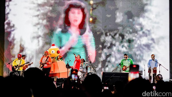 Sejumlah penonton memadati Forest Stage Synchronize Festival 2026 di Gambir Expo, Kemayoran, Jakarta Pusat, Sabtu (17/10/2026) malam, untuk menyaksikan penampilan spesial Tribute to Warkop DKI.