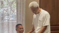 Beberapa hari lalu video lawas saya ketika mengkudeta Tukul Arwana sebagai host Ini Bukan Empat Mata, tiba-tiba beredar lagi di TikTok. Sambil senyum-senyum sendiri menontonnya, saya pun bertanya-tanya gimana ya kabar Mas @tukul.arwanaofficial, tulis Ganjar Pranowo dalam Instagram miliknya dilihat detikcom, Minggu (18/10/2026). Foto: dok instagram Ganjar Pranowo