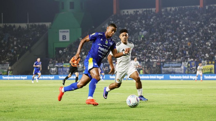 Uilliam Barros berduel dengan pemain lawan di laga Persib vs Persik Kediri di Stadion Si Jalak Harupat, Minggu (18/10/2026).