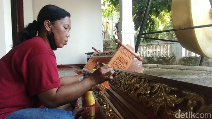 Usaha kerajinan gamelan di Nganjuk, Jawa Timur.
