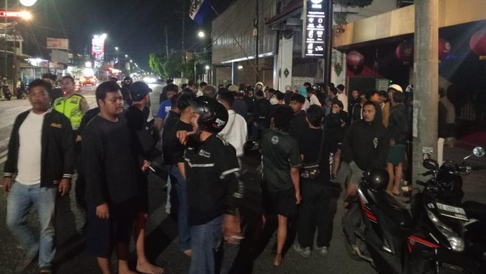Polisi saat mengamankan remaja diduga klitih di Jalan HOS Cokroaminoto, Wirobrajan, Kota Jogja, Sabtu (17/10/2026) malam.