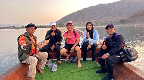 Wakil Bupati DompuSirajuddin, Ketua DPRD Dompu Muttakun, dan rombongansaat uji coba penyeberangan menuju lokasi hiu paus via Dermaga Torowuwu, Desa Soro, Dompu. (Foto: Dok. Istimewa)