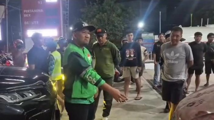 Wakil Wali Kota Kendari, Sudirman memergoki sebuah mobil sengaja antre berulang mengisi BBM bersubsidi di SPBU.