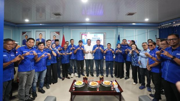Wali Kota Makassar, Munafri 'Appi' Arifuddin, mengembalikan formulir calon Ketua Demokrat Sulsel dengan dukungan 24 DPC. Wali Kota Makassar, Munafri 'Appi' Arifuddin, mengembalikan formulir calon Ketua Demokrat Sulsel dengan dukungan 24 DPC.