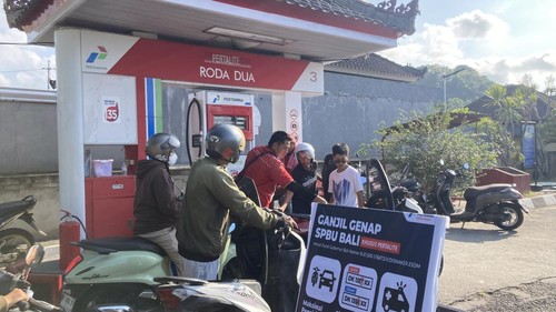 Warga dengan kendaraan berplat genap sedang mengisi BBM bersubsidi di SPBU Gunaksa, Kecamatan Dawan, Klungkung, Minggu (18/10/2026). (Fatih Kudus Jaelani/detikBali)