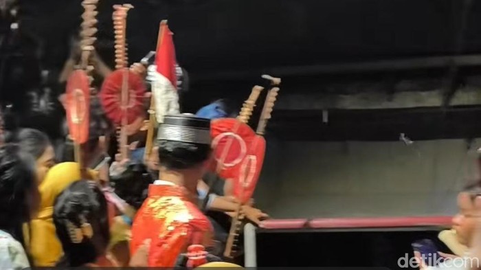 Tim SAR masih mencari Rizqia Rahmat (6) yang hilang di Kanal Sinrijala, Makassar. Warga gelar ritual berharap korban segera ditemukan.