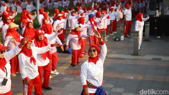 Yayasan Jantung Indonesia (YJI) menggelar kegiatan Senam Jantung Sehat di area Car Free Day (CFD) depan Wisma Indocement, Jakarta, Minggu (18/10/2026).