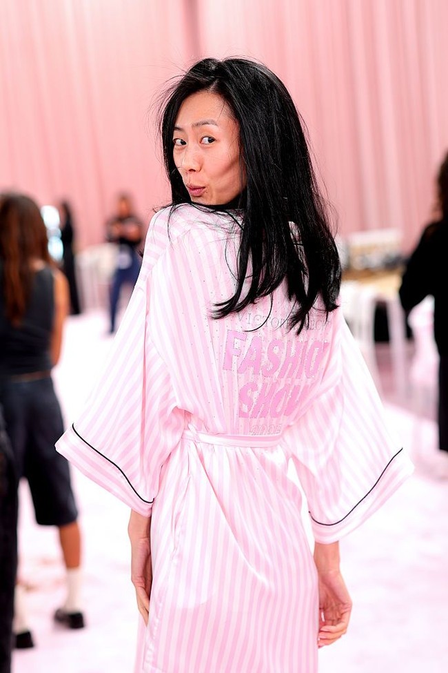 Begini gayanya saat bersiap untuk tampil bersama deretan model lain, termasuk Bella Hadid, Gigi Hadid, Adriana Lima, Rosie Huntington-Whiteley, Barbara Palvin hingga Kylie Jenner. Foto: Getty Images for Victorias Secr/Dimitrios Kambouris Begini gayanya saat bersiap untuk tampil bersama deretan model lain, termasuk Bella Hadid, Gigi Hadid, Adriana Lima, Rosie Huntington-Whiteley, Barbara Palvin hingga Kylie Jenner. Foto: Getty Images for Victorias Secr/Dimitrios Kambouris