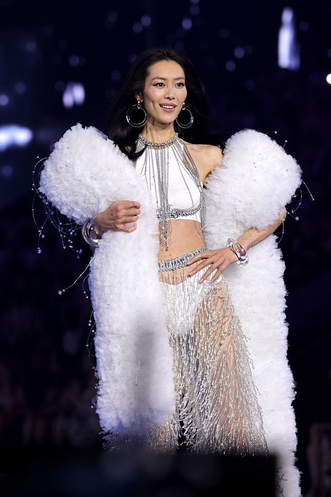 Liu Wen menjadi salah satu supermodel legendaris yang tampil dalam Victoria’s Secret Fashion Show 2026. Ia merupakan model Asia Timur pertama yang pernah berjalan untuk acara tahunan itu. Foto: Getty Images for Victorias Secr/Frazer Harrison Liu Wen menjadi salah satu supermodel legendaris yang tampil dalam Victoria’s Secret Fashion Show 2026. Ia merupakan model Asia Timur pertama yang pernah berjalan untuk acara tahunan itu. Foto: Getty Images for Victorias Secr/Frazer Harrison