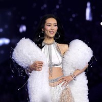 Liu Wen menjadi salah satu supermodel legendaris yang tampil dalam Victoria&rsquo;s Secret Fashion Show 2026.&nbsp;Ia merupakan model Asia Timur pertama yang pernah berjalan untuk acara tahunan itu. Foto: Getty Images for Victorias Secr/Frazer Harrison